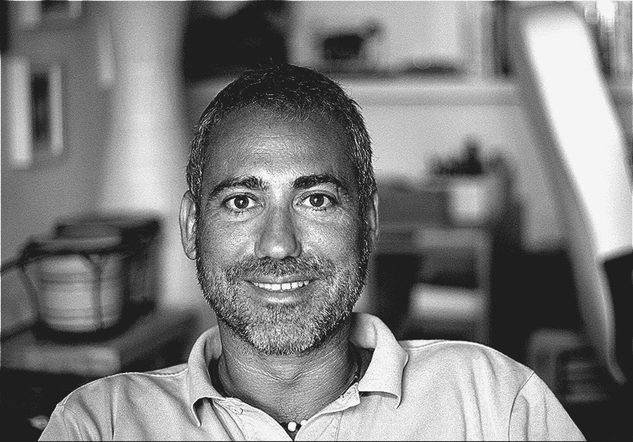 Dr. Gustavo Lucas Cabornero en su consulta de Ibiza